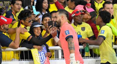 El arquero de Ecuador, Hernán Galíndez, se toma foto con los hinchas luego del partido ante Uruguay, por la Fecha 2 de Eliminatorias.