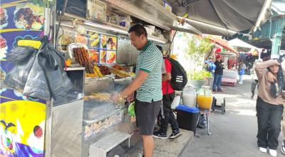 Cristian Riera vende comida típica en Corona Plaza, en Ecuador trabajaba como docente.  