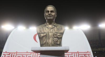 Imagen de una estatua del exmilitar Qasem Soleimani, en un estadio en Irán, el 2 de octubre de 2023.