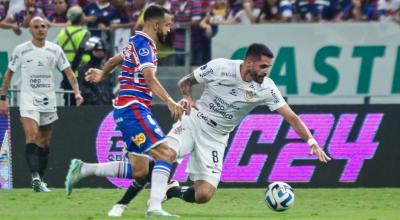 Caio Alexandre, de Fortaleza, disputa una pelota en el partido ante Corinthians, el 3 de octubre de 2023.