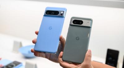Los dos nuevos celulares de Google, Pixel 8 y 8 Pro, presentados en Nueva York, el 4 de octubre de 2023. 