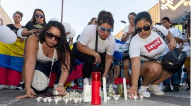 Amigos y familiares de los latinoamericanos que murieron en el incendio de dos discotecas en Murcia, en una concentración el lunes 2 de octubre de 2023.