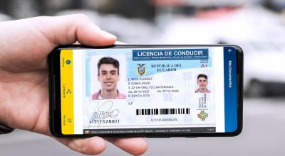 Un usuario muestra su licencia de conducir digital, el 4 de octubre de 2023 en Quito.