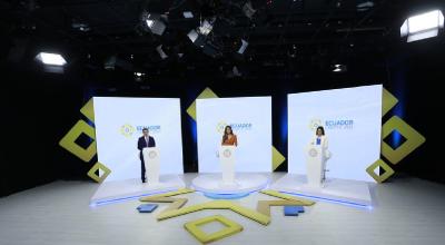 Los candidatos Daniel Noboa y Luisa González, junto a la moderadora Ruth del Salto, en el debate por la segunda vuelta presidencial, el 1 de octubre de 2023. 