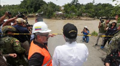 Imagen referencial cuando el presidente Guillermo Lasso visitó el puente colapsado sobre el río Blanco, marzo de 2023. 