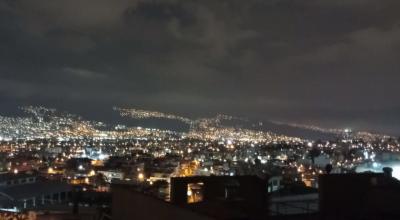 Una panorámica de Quito durante el apagón que sufrieron varios barrios de la capital, el 4 de octubre de 2023.