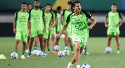 El jugador de la selección boliviana, Marcelo Moreno Martins y sus compañeros, participan en un entrenamiento, en el estadio Mangueirão en Belém (Brasil).