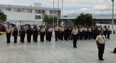 Agentes policiales asignados a Calderón, en el norte de Quito, se preparan para salir a recorrer las calles de la zona, el 19 de septiembre de 2023.