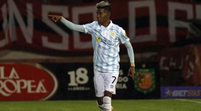 Arón Rodríguez festeja su gol en el partido de Univesidad Católica ante Deportivo Cuenca, el 6 de octubre de 2023.