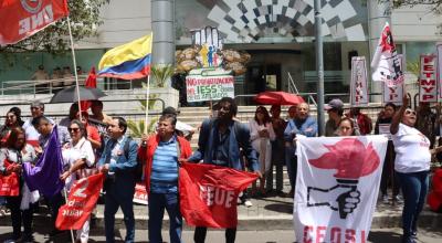 Profesores de la UNE protestan fuera de la Corte Constitucional el 26 de septiembre contra el decreto de Guillermo Lasso que amenaza el presupuesto de educación.