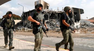 Fuerzas de seguridad de Israel patrullan Sderot, en la frontera con Gaza.