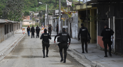 Un grupo de policías realiza un patrullaje en el distrito Nueva Prosperina, al noroeste de Guayaquil. 