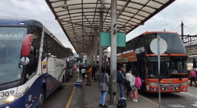 Usuarios en la terminal terrestre de Quito el 10 de octubre de 2023.