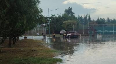 Bomberos realizan tareas de limpieza en el sector de Tumbaco, que sufrió inundaciones el 9 de octubre de 2023.