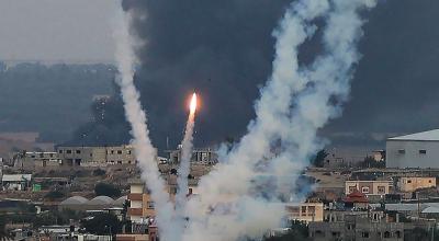 Militantes palestinos disparan cohetes hacia Israel desde Rafah, en el sur de la Franja de Gaza, el 11 de octubre de 2023.
