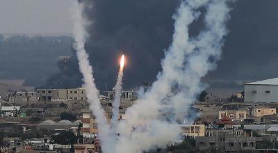 Militantes palestinos disparan cohetes hacia Israel desde Rafah, al sur de la Franja de Gaza, el 11 de octubre de 2023.