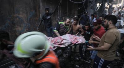 Habitantes en Gaza evacúan a una persona luego del bombardeo de fuerzas israelís en la Franja, el 12 de octubre de 2023. 