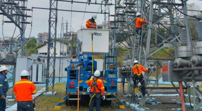 Trabajadores de la Empresa Eléctrica Quito en una de las estaciones de la entidad, el 12 de octubre de 2023.