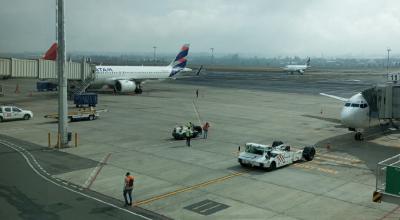 Imagen referencial de las operaciones en el aeropuerto de Quito, en octubre de 2023