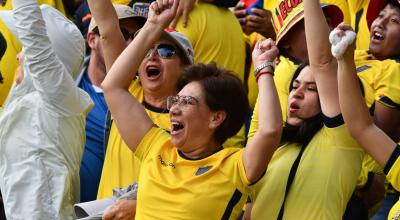 Hinchas de Ecuador gritan un gol ante Uruguay por las Eliminatorias al Mundial 2026, en el estadio Rodrigo Paz Delgado.