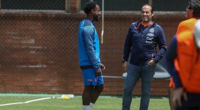 John Yeboah (i) de habla con el presidente de la Federación Ecuatoriana de Fútbol (FEF) Francisco Egas en un entrenamiento el pasado 10 de octubre de 2023.