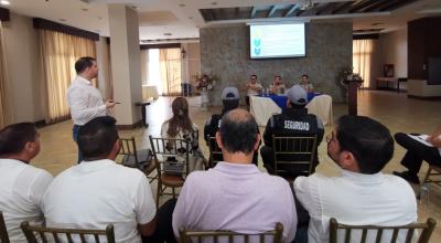 Moradores de vía a la Costa expresaron sus ideas y preocupaciones de seguridad en una reunión con la Policía, el 13 de octubre del 2023. 