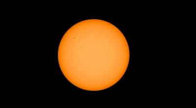 Manchas solares son vistas en la superficie del sol, en vísperas del eclipse solar anular, previsto para el 14 de octubre. 