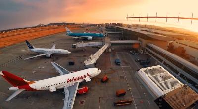 Aviones estacionados en el Aeropuerto José Joaquín Olmedo, de Guayaquil. 