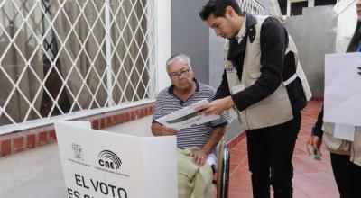 Imagen referencial. Un ciudadano durante el llamado 'Voto en Casa', en la segunda vuelta presidencial, el 13 de octubre de 2023. 