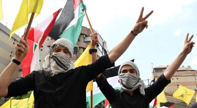 Simpatizantes de la milicia libanesa Hezbolá izan banderas en solidaridad a Gaza, Beirut, Líbano, el 14 de octubre de 2023. 