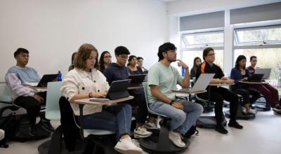 Imagen referencial de jóvenes universitarios durante una capacitación de la Senescyt, Quito, el 25 de septiembre de 2023.