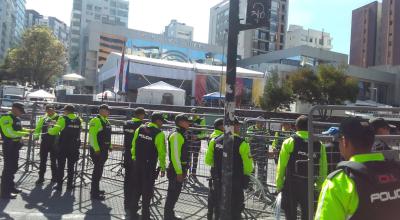 Agentes de la Policía en los exteriores del CNE en la avenida 6 de diciembre en Quito, el 15 de octubre de 2023.