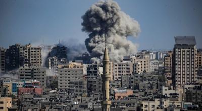 El humo se eleva entre los edificios tras los ataques de Israel a Gaza.