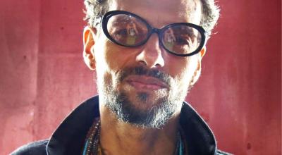 El cantante, compositor, actor y bailarín Draco Rosa celebra 40 años de carrera musical.