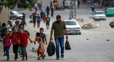 Un padre palestino y sus hijos caminan en el este de la Franja de Gaza, el 16 de octubre de 2023.