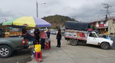 Funcionaros municipales desalojaron e impusieron multas a vehículos con negocios informales instalados sobre la acera en Mucho Lote 2, al norte de Guayaquil. 