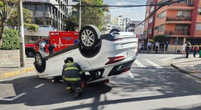 Un bombero brinda atención a una víctima de un accidente de tránsito en Quito, el 17 de octubre de 2023.