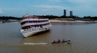 Un ferri varado en la Marina do Davi del Río Negro, cerca de la ciudad brasileña de Manaos, Amazonas, que tiene una de la peores sequías de su historia.