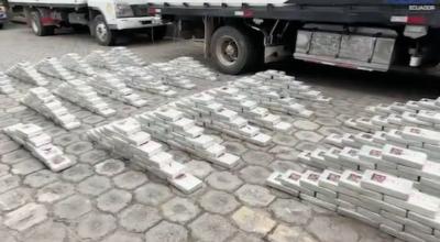 Paquetes de droga que se encontraron en un camión que circulaba en Pinampiro, Imbabura, el 18 de octubre de 2023.