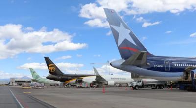 Imagen referencial de los aviones en la pista del Aeropuerto de Quito.