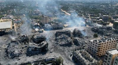 Una vista aérea muestra edificios destruidos en la ciudad de al-Zahra, al sur de la ciudad de Gaza, el 20 de octubre de 2023, tras el bombardeo israelí durante la noche en medio de batallas en curso entre Israel y el grupo palestino Hamas.