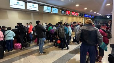 Imagen referencial. Pasajeros en el aeropuerto de Cuenca, Mariscal Lamar, en julio de 2023.