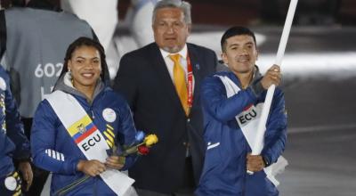 Angie Palacios y Richard Carapaz desfilan en la ceremonia de apertura de los Juegos Panamericanos de Santiago, el 20 de octubre de 2023.