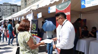 Personas en la feria de empleo Reactívate, en Quito, el 20 de octubre de 2023.