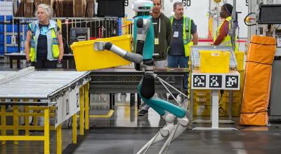  Fotografía del interior del almacén con nuevas máquinas de clasificación y brazos robóticos equipados con inteligencia artificial (IA) de Amazon, en Sumner (Estados Unidos). 