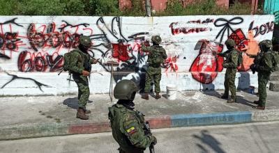 Militares borran grafittis alusivos a Los Lobos, en Esmeraldas.