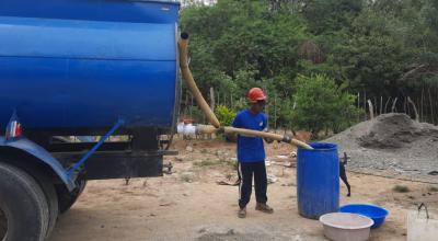 Un tanquero distribuye agua potable en Guayaquil.