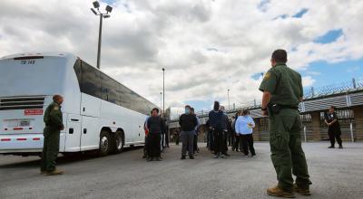 Migrantes que fueron detenidos por la Patrulla Fronteriza de Estados Unidos en la frontera sur.