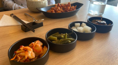 Selección de banchan, guarniciones típicas coreanas en Han Food