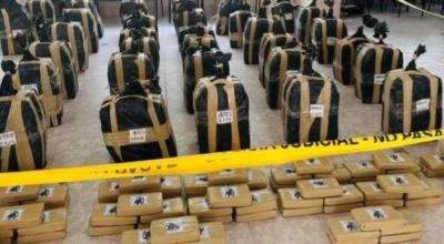 Paquetes de cocaína hallados en un camión en Sucumbíos el 24 de octubre de 2023.